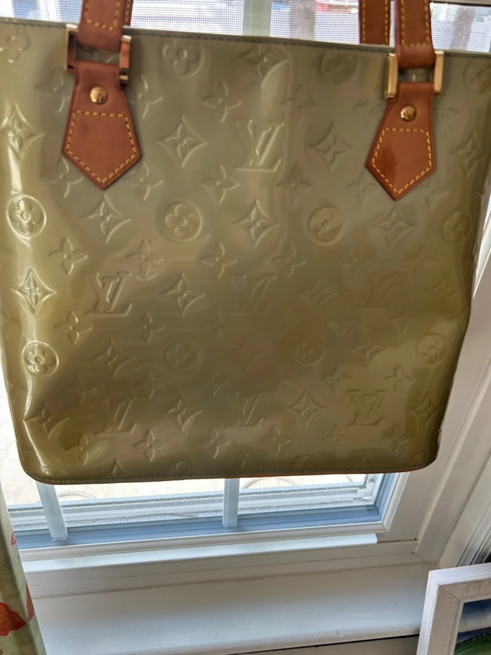 7007. ✨LUXURY✨Louis Vuitton Olive Vernis MonoTote w/ Tan Leather Handles. COA. - Picture 14 of 16